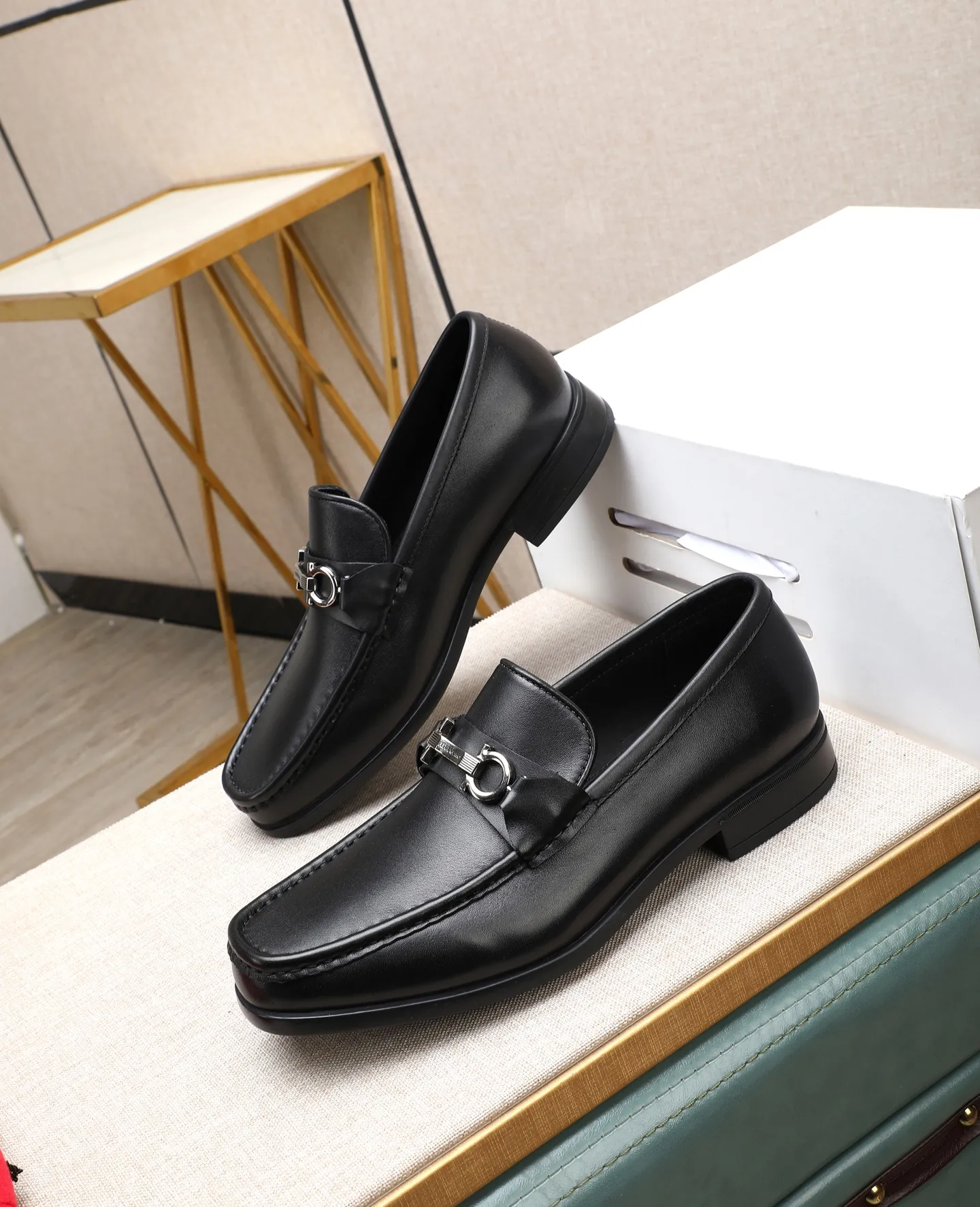 Men's clothing and shoes 💰700📛📛High-end goods! Salvatore Ferragamo is the world's top luxury footwear brand. It comes from Italy, the kingdom of fashion. It is famous all over the world for its traditional handmade design and novel styles... 🚶🏻🚶🏻 Top-quality suit shoes are sold simultaneously at the counter. This style is purely handmade. The fabric is imported Italian calfskin➕soft water-dyed cowhide lining. Specially available with original deep rubber outsole🌀🌀Size: 38➖44